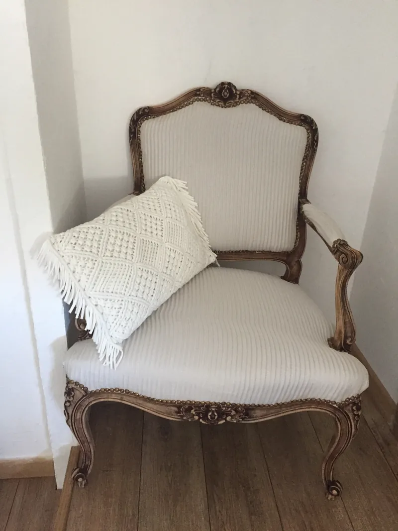 Un fauteuil ancien rénové et retapissé